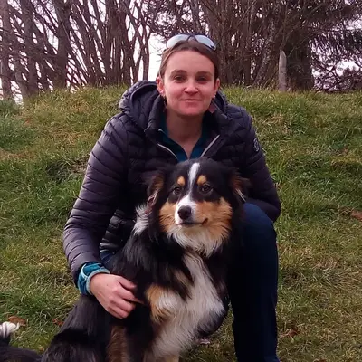 Portrait de Camille Daldosso, fondatrice de Plumes Poils & Compagnie, avec ses animaux